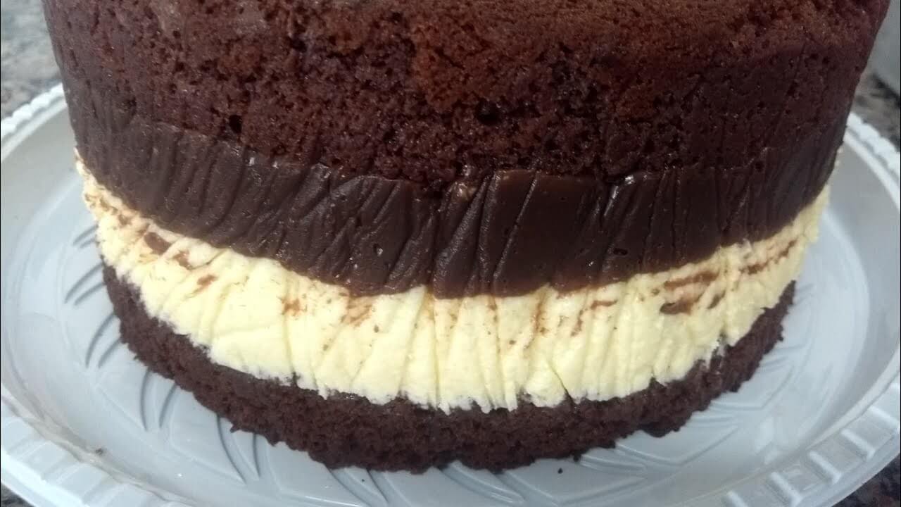 Bolo de chocolate com recheio de mousse maracujá trufado – Amor e Culinária